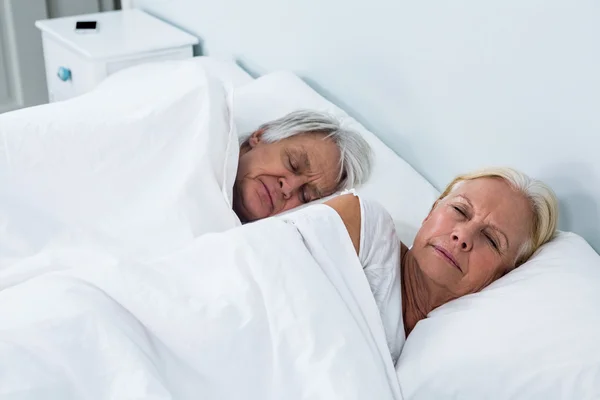 Casal dormindo na cama — Fotografia de Stock