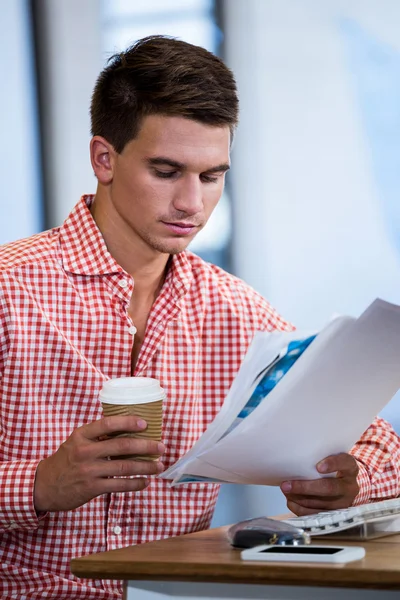 Hombre leyendo documento —  Fotos de Stock