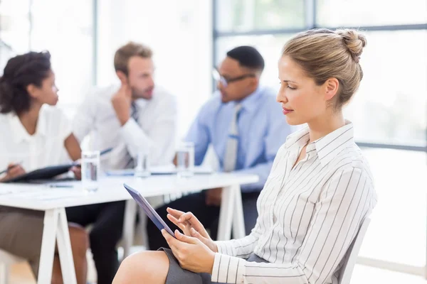 Zakenvrouw met tablet op kantoor — Stockfoto