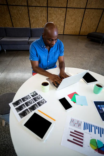 Homem trabalhando em sua mesa — Fotografia de Stock