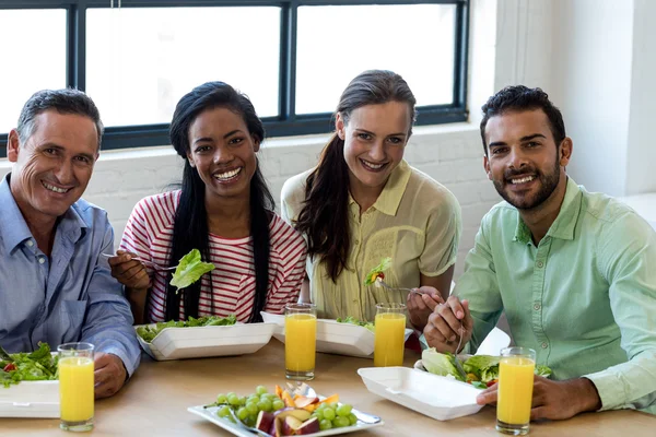 Colleagues having breakfast in office — Stock Photo, Image
