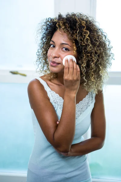 Mulher limpeza rosto com esponja — Fotografia de Stock