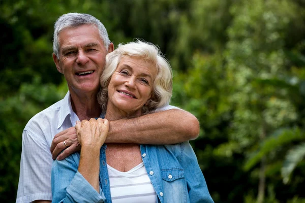 Senior man omhelst vrouw — Stockfoto