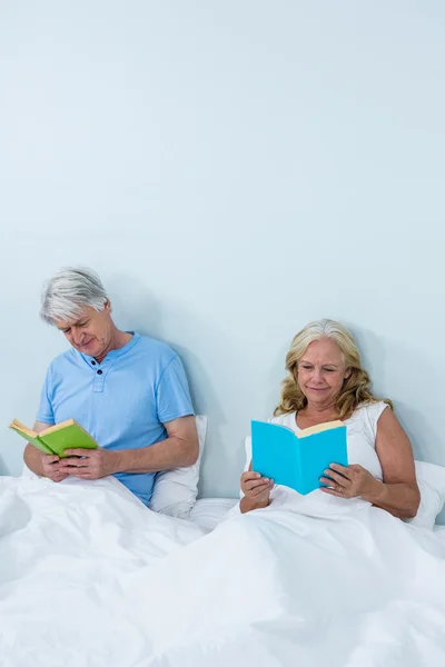 Seniorenpaar liest Bücher — Stockfoto