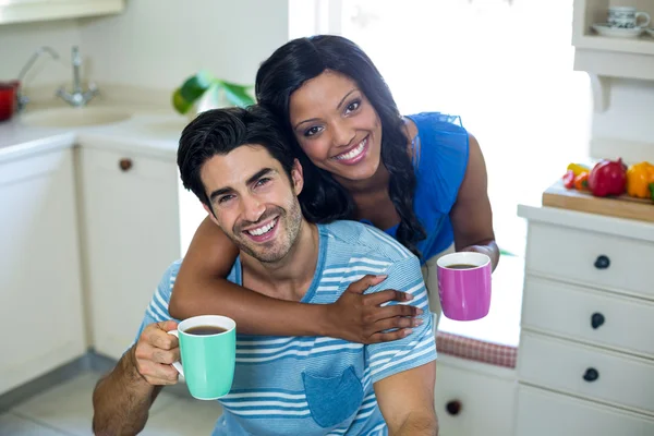 Casal abraçando enquanto toma café — Fotografia de Stock