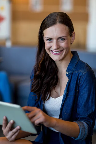 Mujer joven usando tableta digital — Foto de Stock