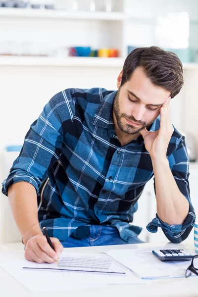 Homem está se concentrando em suas notas — Fotografia de Stock