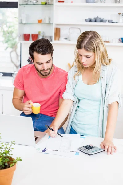 Pareja joven preocupada discutiendo proyectos de ley — Foto de Stock