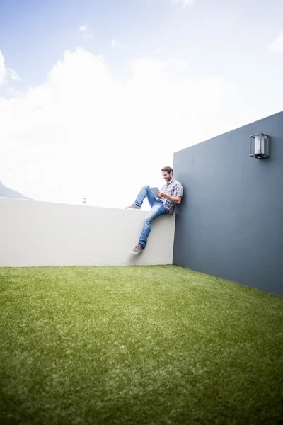 Man zit op terras met behulp van Tablet PC — Stockfoto