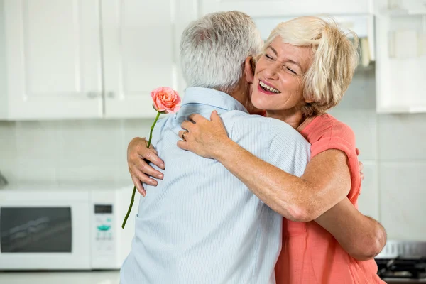 Sonriente mujer mayor abrazando al hombre — Foto de Stock