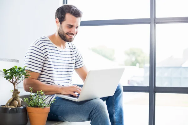 Man on steps using laptop — Stock Photo, Image