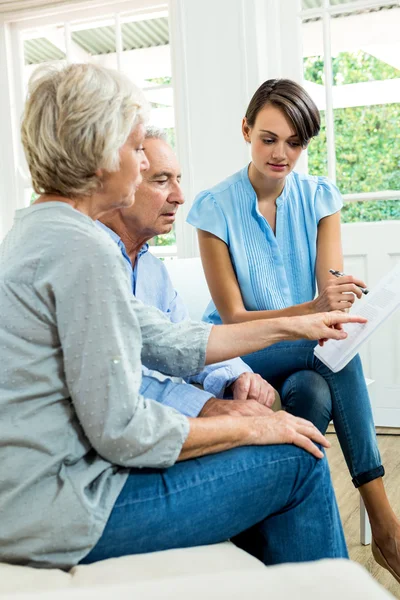 Coppia lettura rapporto con consulente — Foto Stock