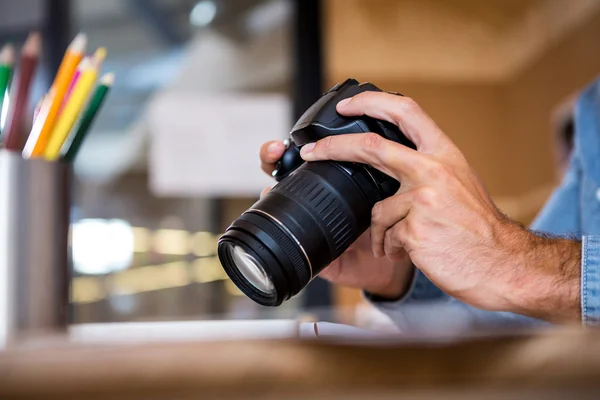 Mann überprüft Fotos in Kamera — Stockfoto