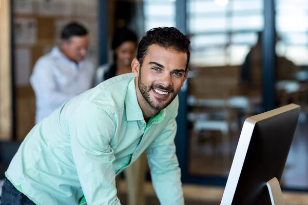 Young man working on computer — Stock Photo, Image