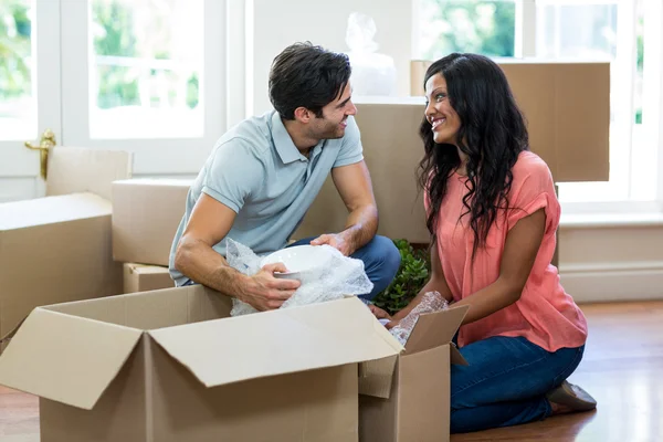 Couple unpacking carton boxes — Stock Photo, Image