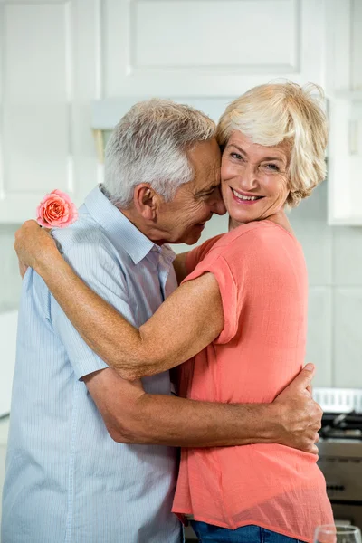 Romantic retired couple with rose — Stock Photo, Image