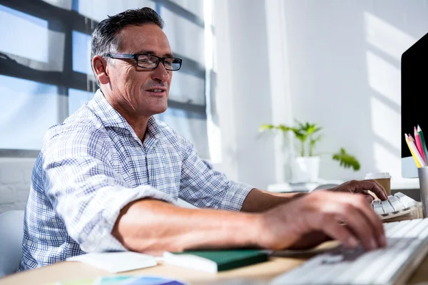 Man working on computer — Stock Photo, Image