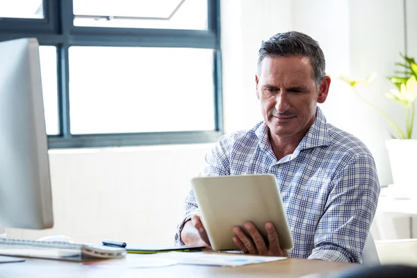 Homem usando tablet digital — Fotografia de Stock