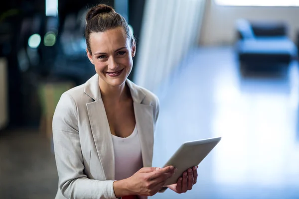 Vacker affärskvinna anläggning laptop — Stockfoto