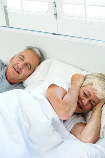 Geïrriteerde senior vrouw slapen — Stockfoto