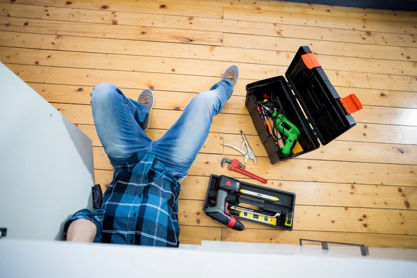 Mann repariert Küchenspüle — Stockfoto