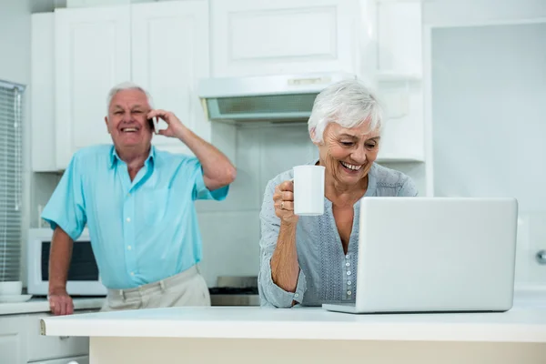 Vrouw met laptop — Stockfoto