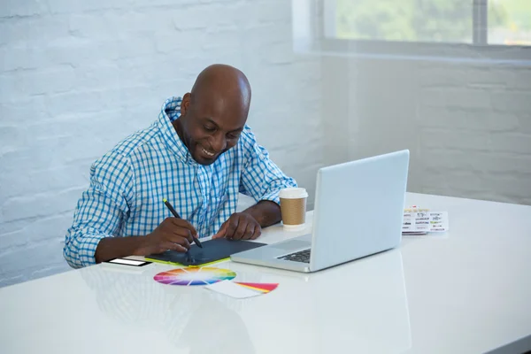 Designer working on graphics tablet — Stock Photo, Image