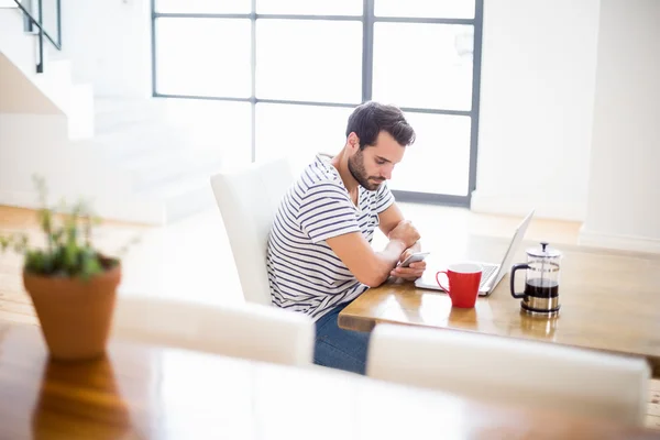 Man text messaging on mobile — Stock Photo, Image