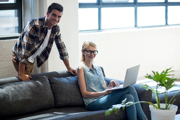 Collega's zitten op de Bank — Stockfoto