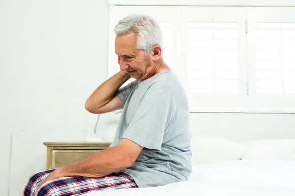 首の痛みから苦しんでいる年配の男性 — ストック写真