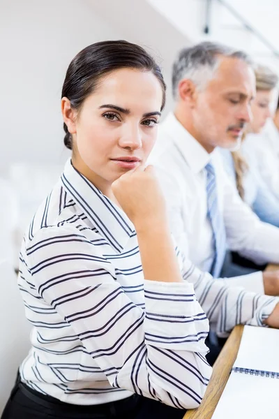 Affärskvinna i möte på kontoret — Stockfoto