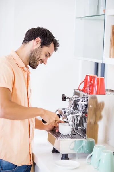 Homme préparant le café — Photo