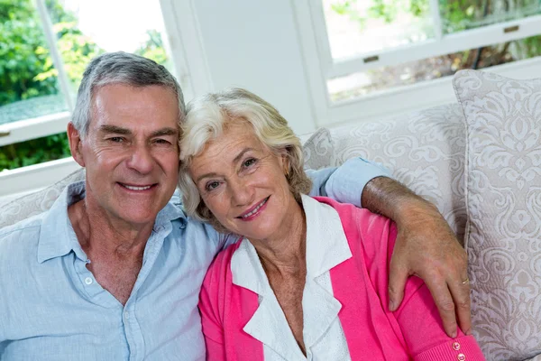 Äldre par på soffa — Stockfoto
