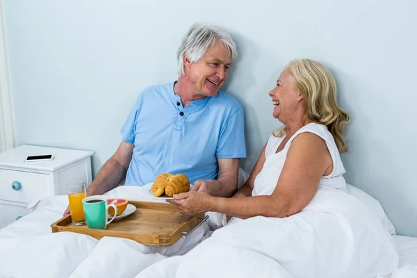 Casal sênior com café da manhã — Fotografia de Stock