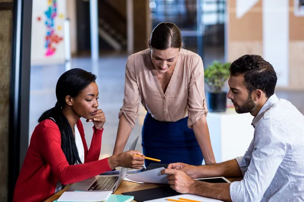 Team van collega's bespreken aan balie — Stockfoto