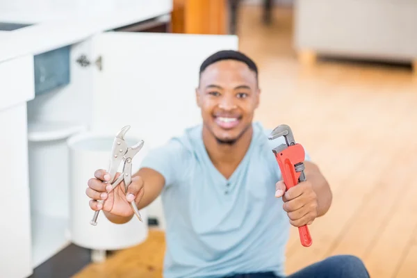 Homem mostrando chave inglesa — Fotografia de Stock