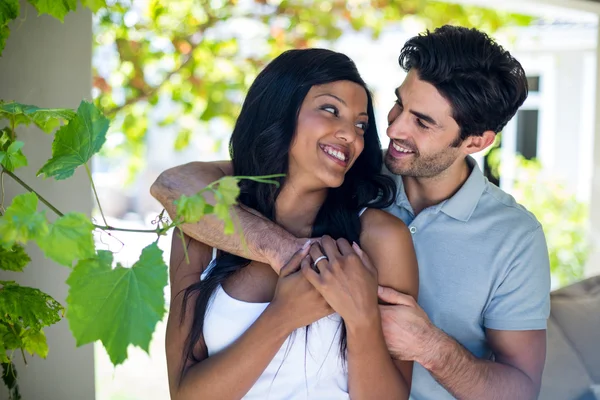 Pareja joven abrazándose —  Fotos de Stock