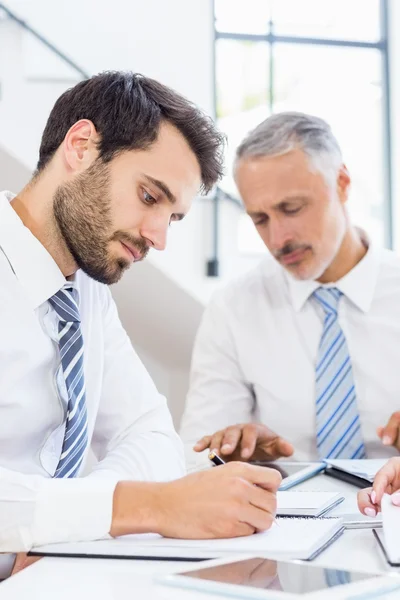 Empresario escribiendo en un diario —  Fotos de Stock