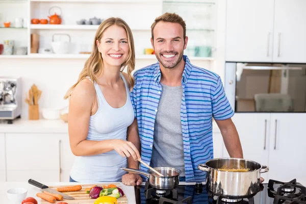 Par förbereder måltid i köket — Stockfoto