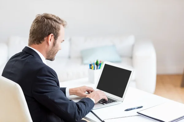 Affärsman med laptop på skrivbordet — Stockfoto