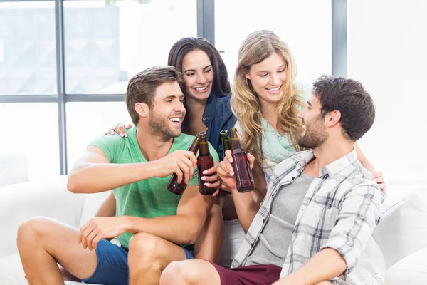 Amigos no sofá bebendo cervejas — Fotografia de Stock