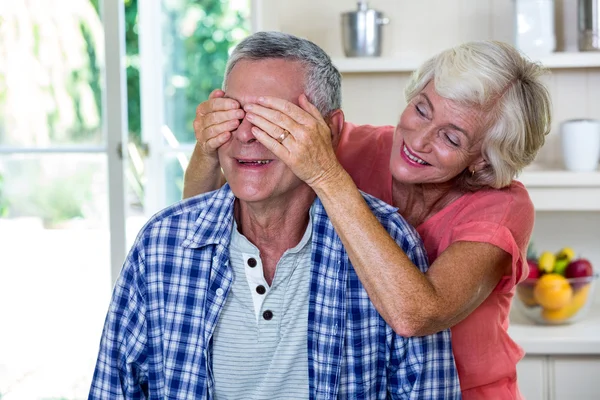 Mujer mayor ocultando los ojos del hombre — Foto de Stock