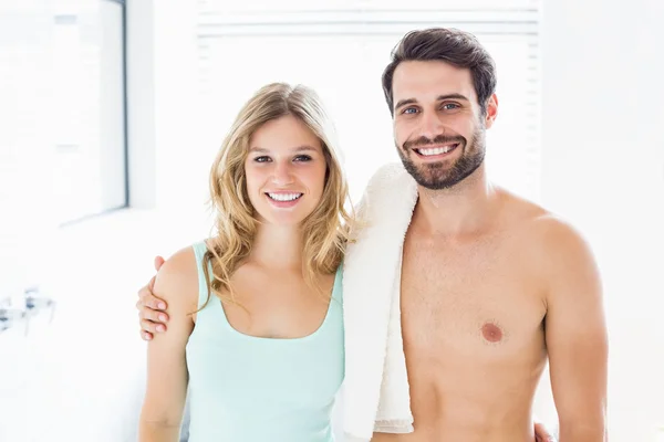 Jeune couple dans la salle de bain — Photo