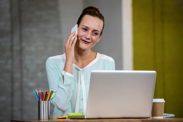 Mulher falando ao telefone — Fotografia de Stock