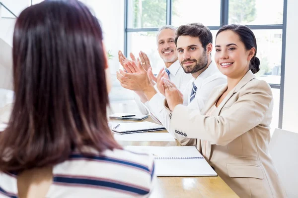 Equipa de negócios aplaudindo colega — Fotografia de Stock