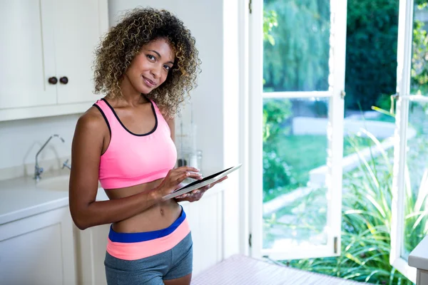 Jonge vrouw met tablet — Stockfoto