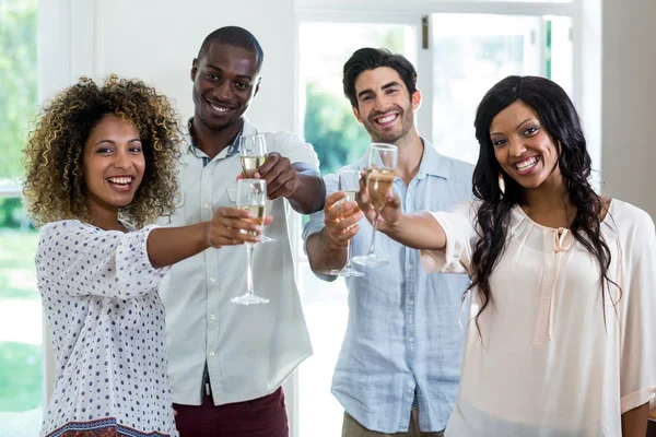 Ευτυχής φίλους που παρουσιάζουν ποτήρια κρασιού — Φωτογραφία Αρχείου