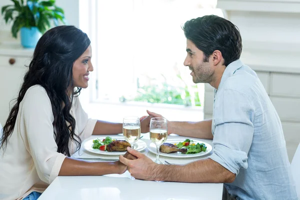 Couple talking while having meal — Stock Photo, Image