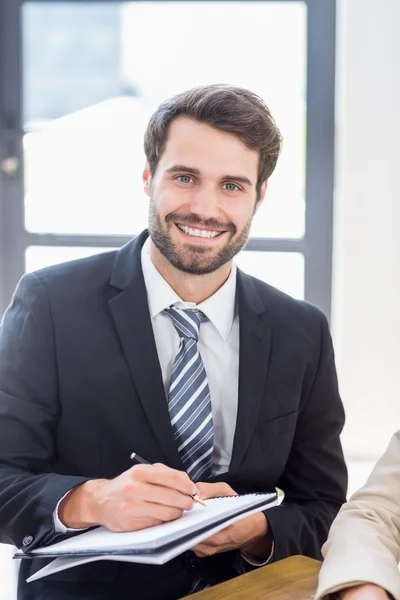 Empresário segurando caneta e livro — Fotografia de Stock