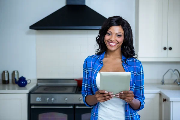 Young woman using tablet — Stock Photo, Image